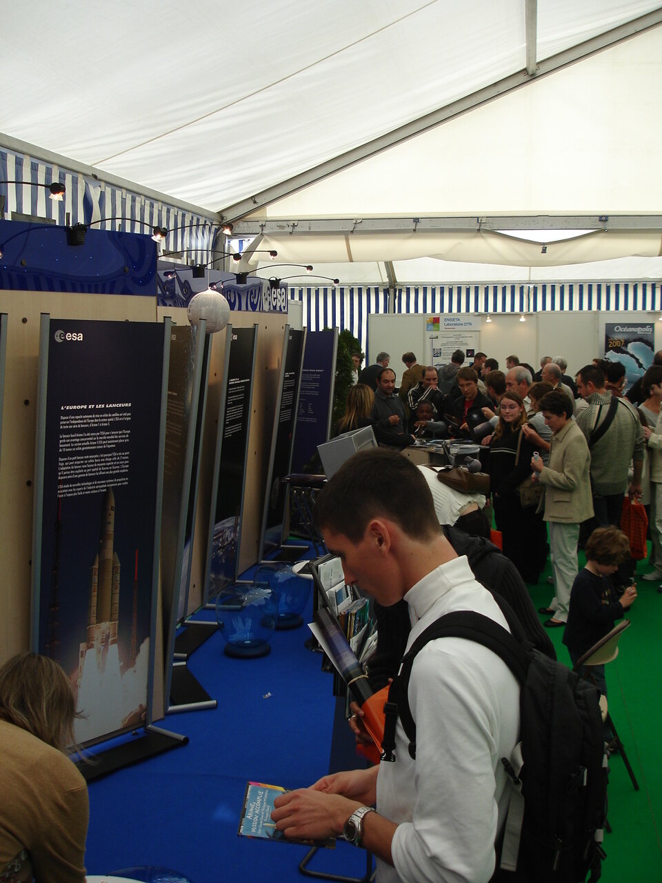 Pleine activité  sur le stand de l'ESA au Village des Sciences