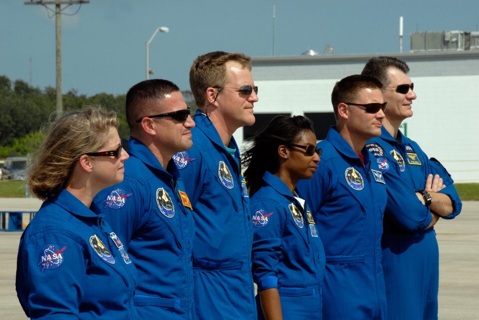 L’equipaggio della missione STS-120 arriva al Kennedy Space Center, in Florida, in previsione del lancio