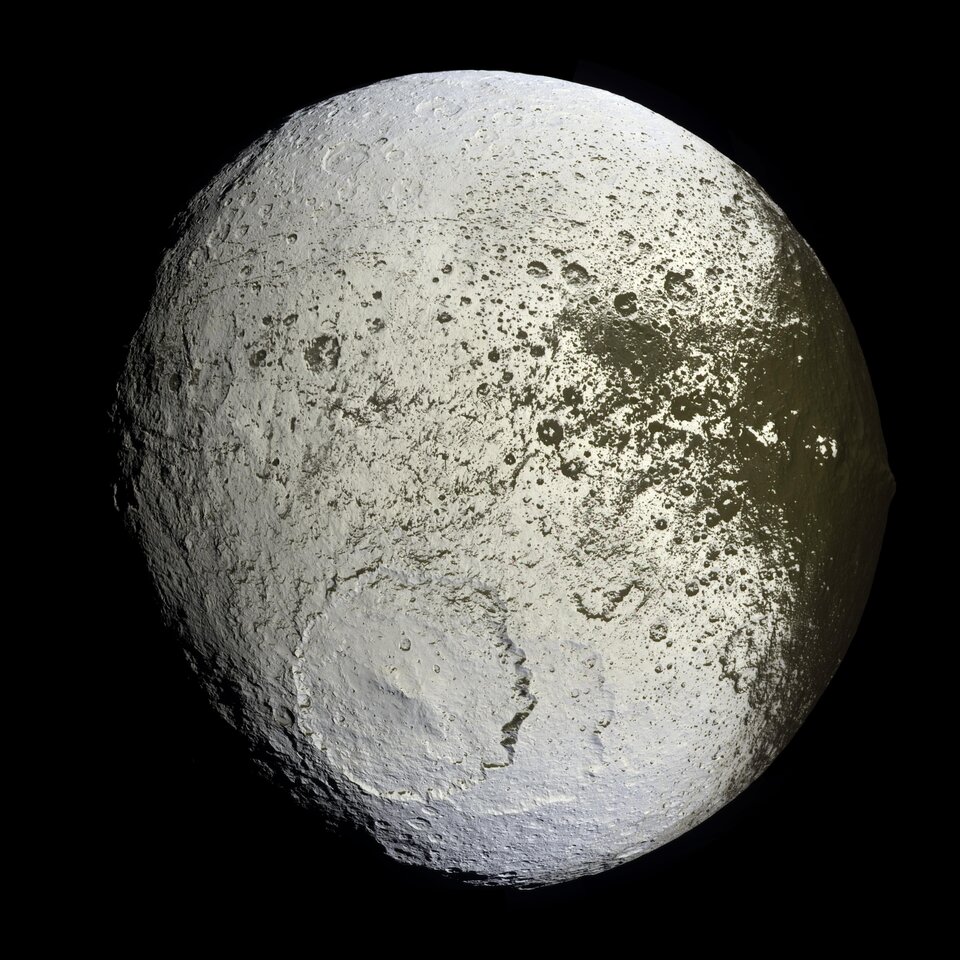 De maan Iapetus, gefotografeerd door Cassini in september 2007