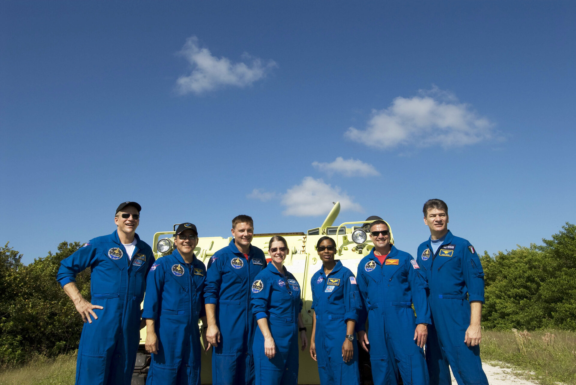 L’equipaggio del volo STS-120 nel corso dell’esercitazione con il veicolo blindato per il trasporto del personale M-113 al Kennedy Space Center (KSC)