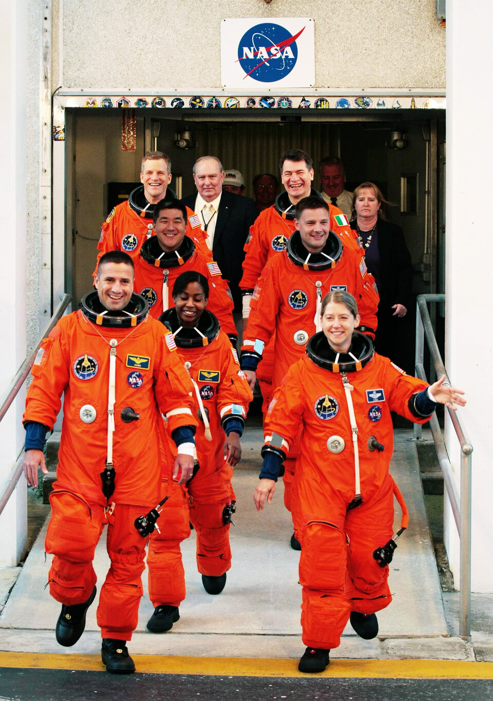 L’equipaggio del volo STS-120 esce per imbarcarsi sul bus che lo trasporterà alla rampa di lancio per la simulazione del conto alla rovescia