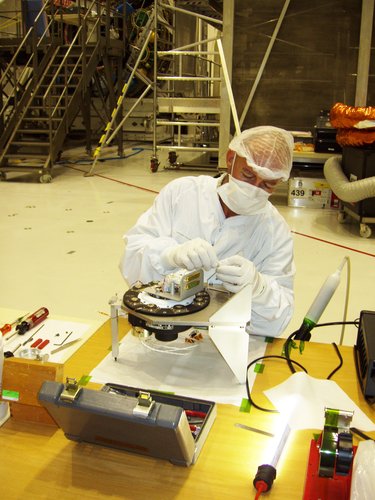 A rotation mechanism is checked before being reattached to Jules Verne ATV