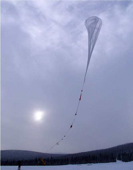 Ballongen studenterna använder för sina experiment har en volym på 12 000 kubikmeter och kan nå 35 kilometers höjd