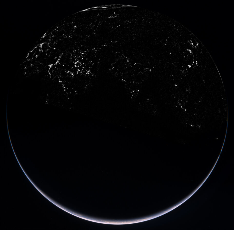 Immagine notturna della Terra ottenuta con lo strumento OSIRIS