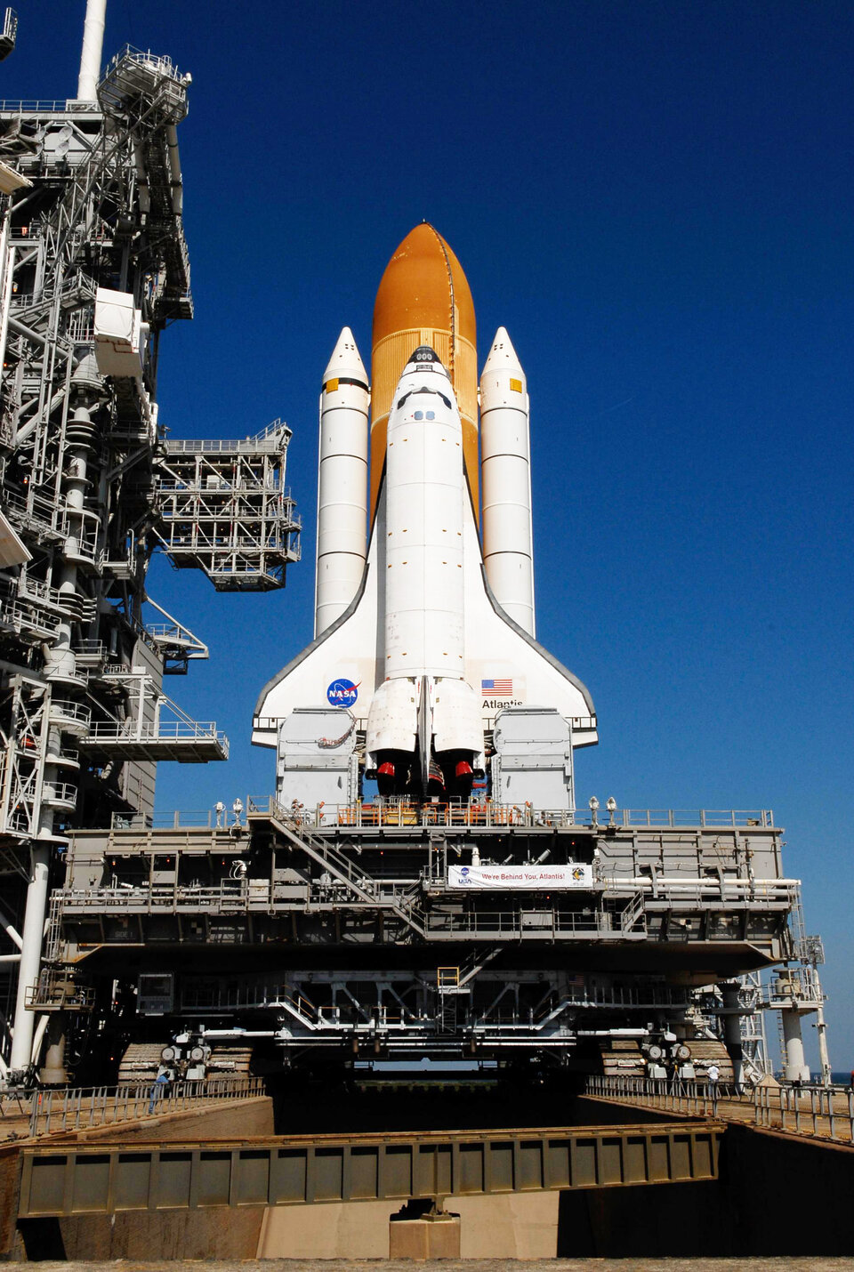 La navette STS 122 et Columbus en attente sur le site de lancement