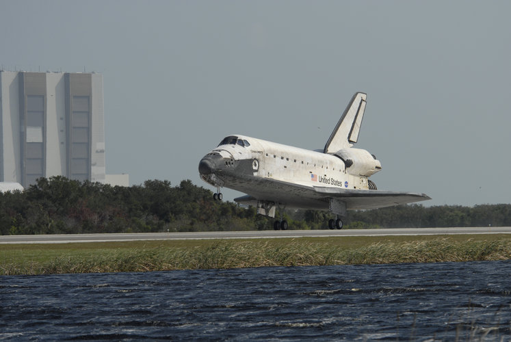Space Shuttle Discovery lands at Kennedy Space Center, Florida, 7 November 2007.