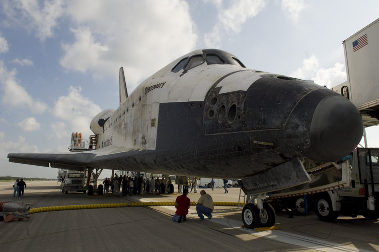 Space Shuttle Discovery lands at Kennedy Space Center, Florida, 7 November 2007.