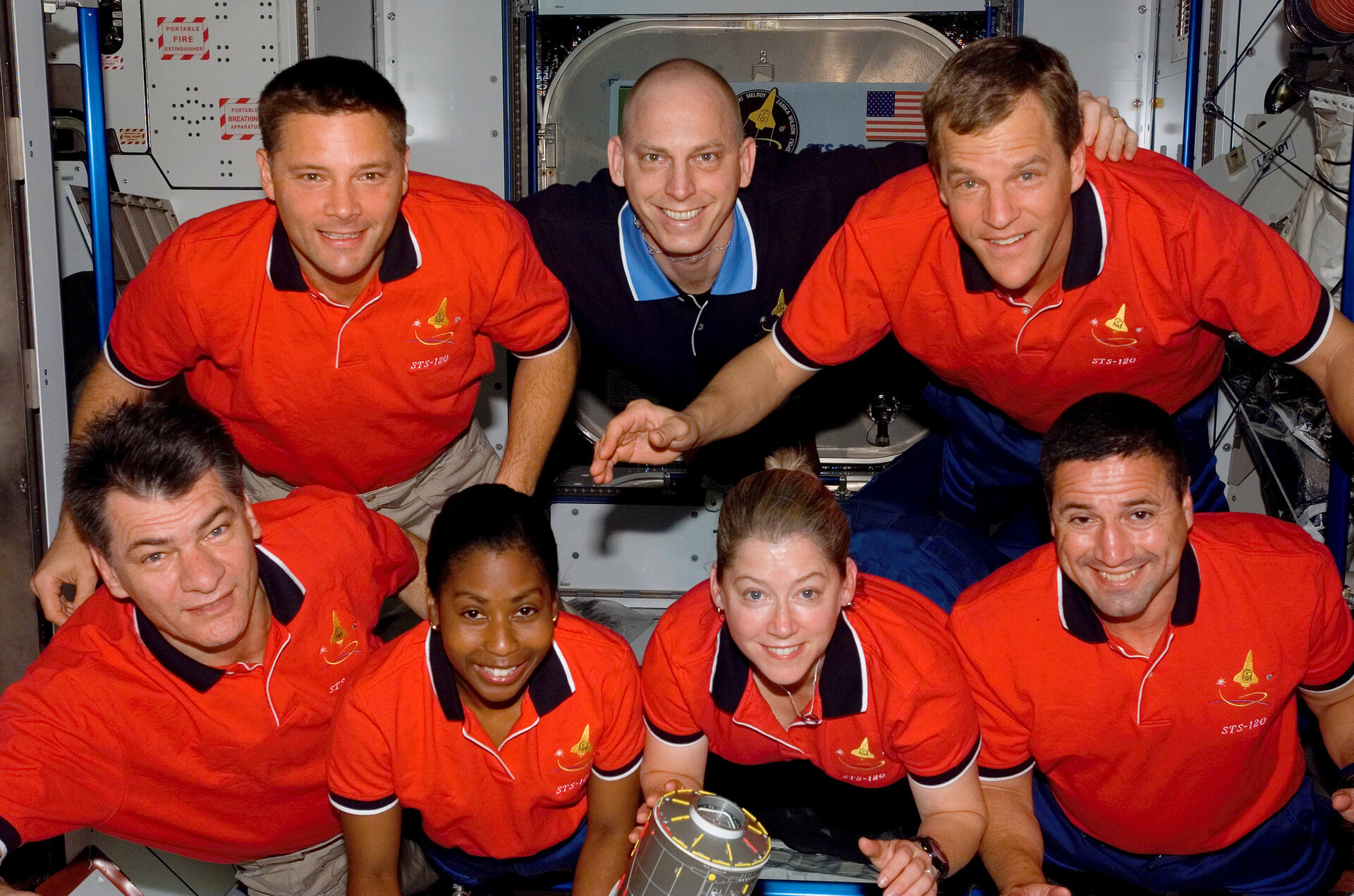 Gli astronauti all'interno del Nodo 2 ''Harmony'' durante la missione Esperia/STS-120