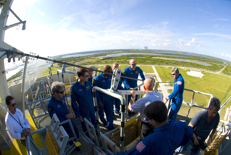 STS-122 mission crew learn how to use the slidewire baskets to evacuate the launch pad in the case of emergency