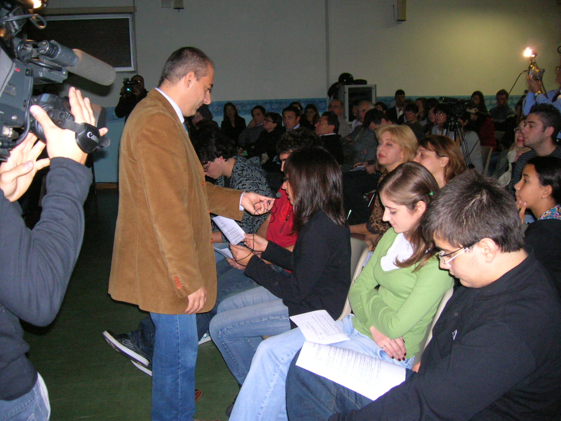 Students talk to Paolo Nespoli during the ARISS contact