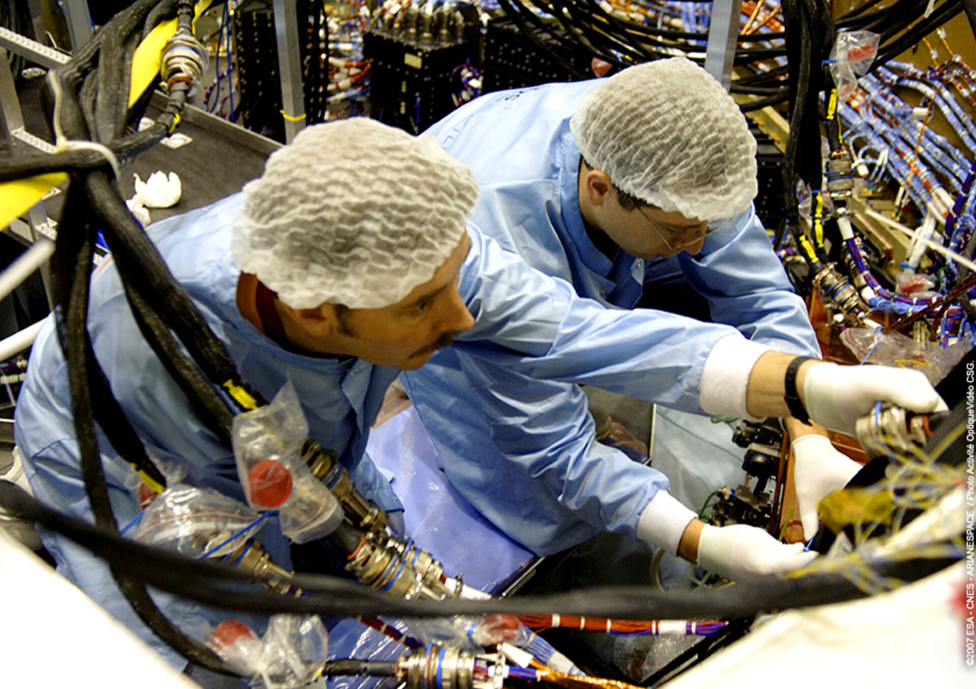 Engineers place batteries inside Jules Verne ATV's Propulsion Module