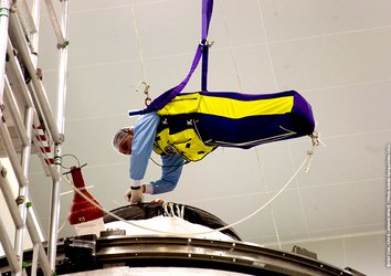 Flying operations to fix a component to the top of the Jules Verne spacecraft