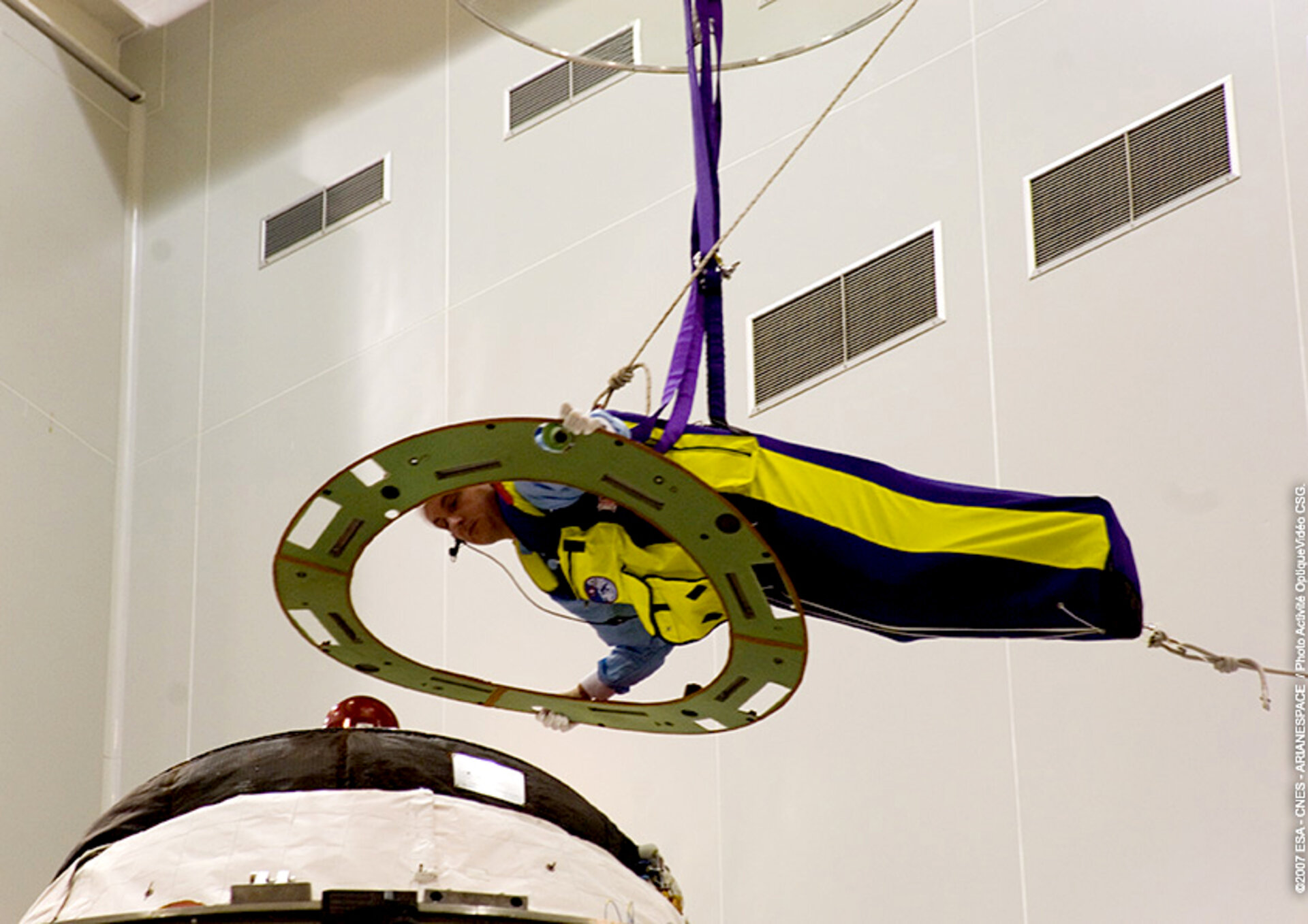 Flying operations to fix a component to the top of the Jules Verne spacecraft