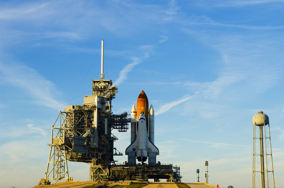 De spaceshuttle Atlantis op het lanceerplatform op Cape Canaveral, Florida