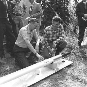 Bert Bolin (till höger) inspekterar i augusti 1961 raketen som skulle bli det första svenska rymdskottet