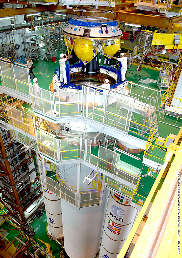 Technici werken op de Europese ruimtehaven in Kourou in Frans-Guyana aan een Ariane-lanceerraket