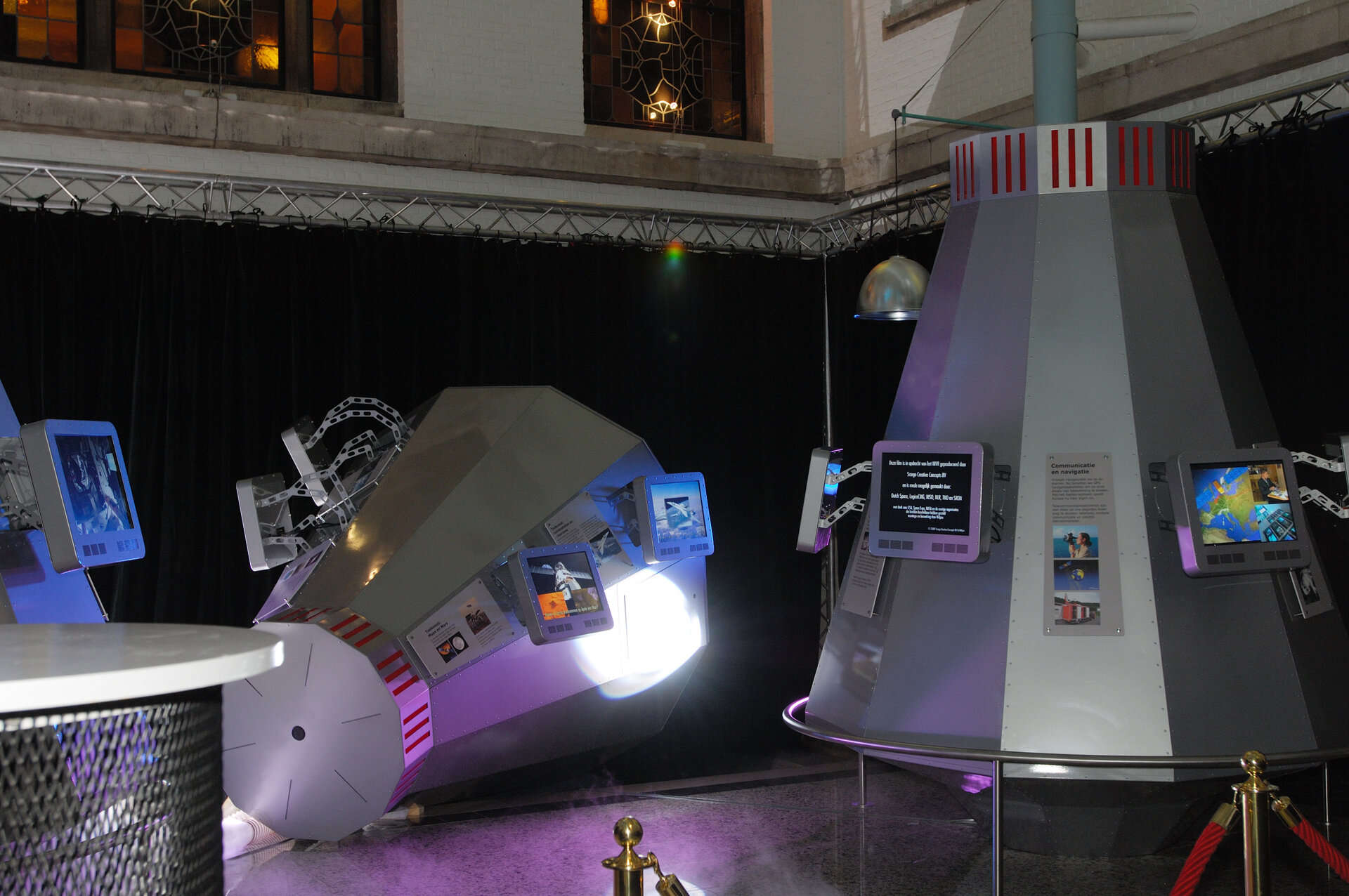 Na het ministerie van Economische Zaken gaan de multimediale ruimtecapsules als reizende tentoonstelling door Nederland