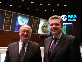 UK science minister Ian Pearson (R) with J-J. Dordain in ESOC Main Control Room