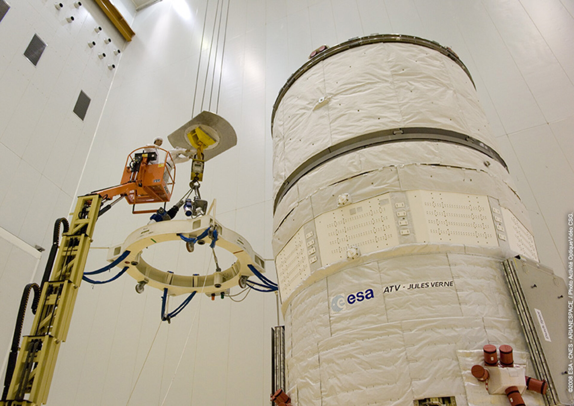 Jules Verne ATV is integrated on the Ariane 5 ES launcher in the Final Assembly Building