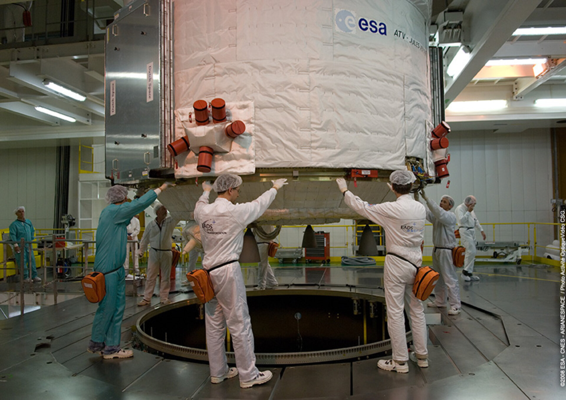 Jules Verne ATV is integrated on the Ariane 5 ES launcher in the Final Assembly Building