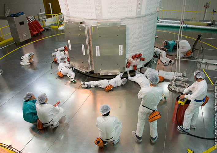 Jules Verne ATV is integrated on the Ariane 5 ES launcher in the Final Assembly Building