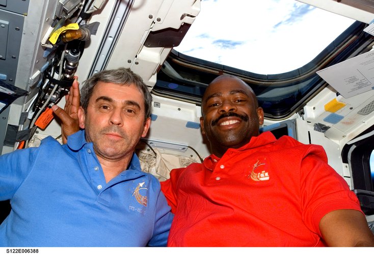 Leopold Eyharts and Leland Melvin in the Shuttle middeck