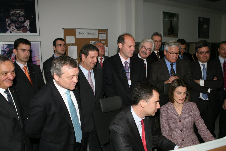Sus Altezas Reales los Príncipes de Asturias visitan la sala de control del satélite XMM-Newton