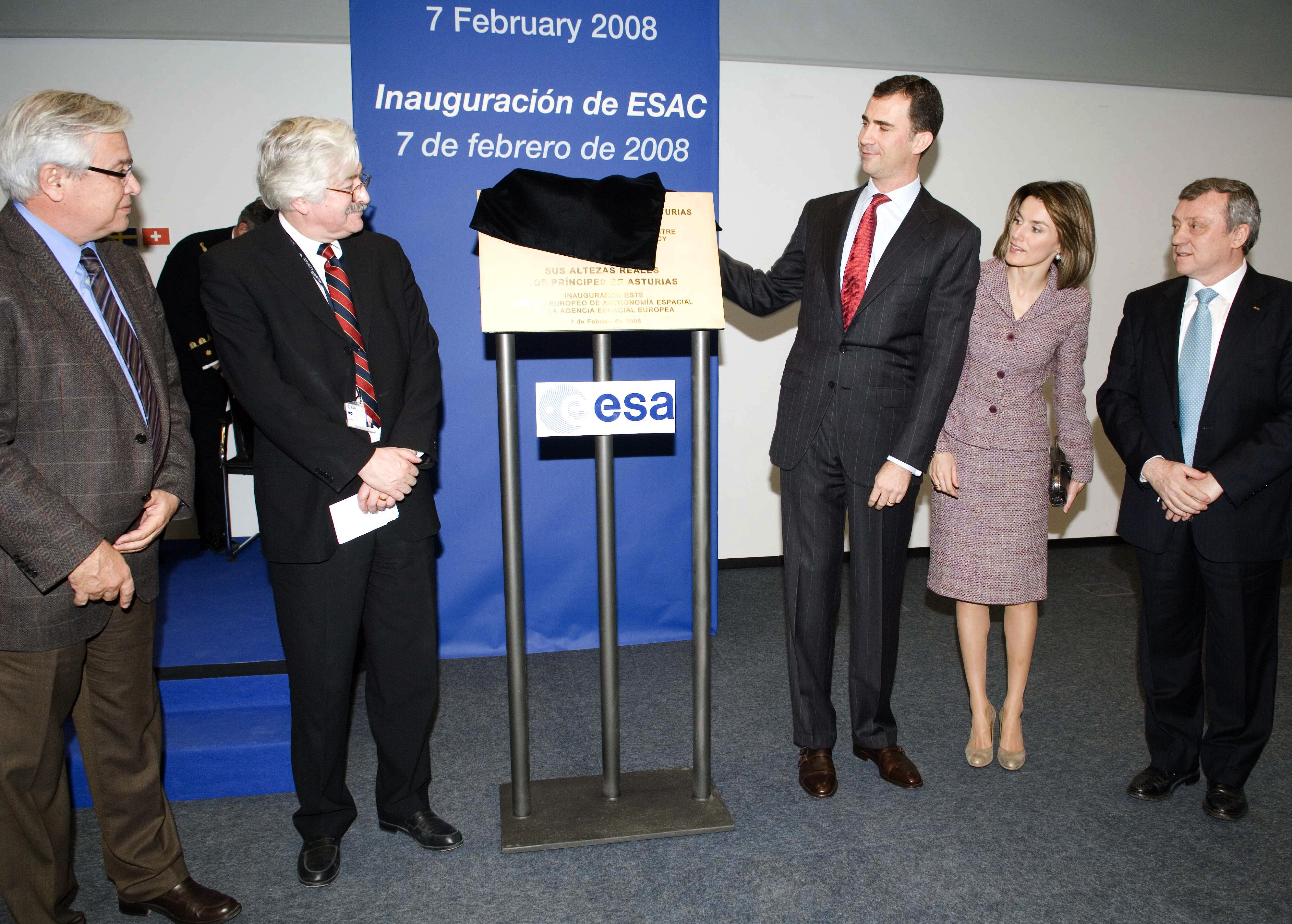 The_Prince_unveils_the_inauguration_plaque_at_ESAC.jpg