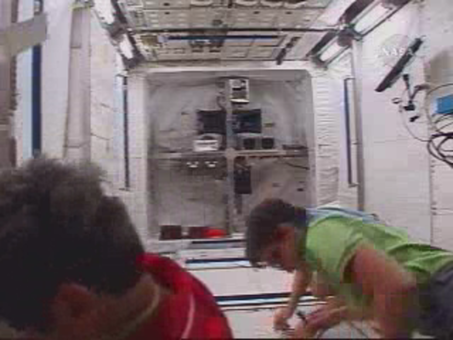 Die Astronauten bei der Arbeit an Columbus