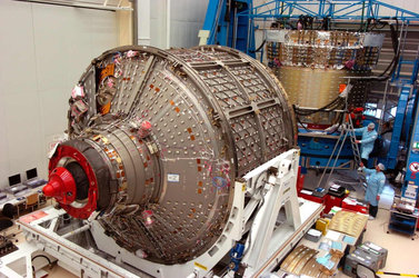 A Brême, les deux modules du vaisseau ATV: le module habitable à l’avant plan et le module de service avec l’avionique