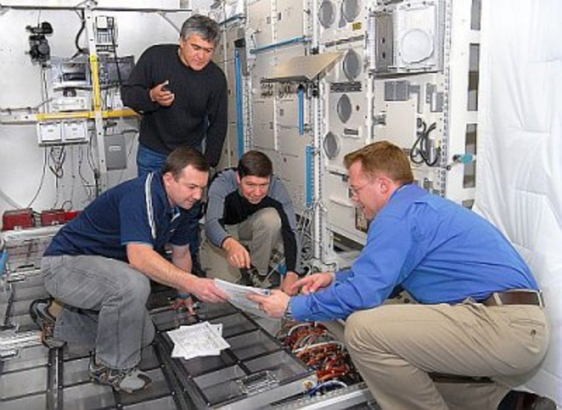 Expedition 18 crew members participate in Columbus user level training