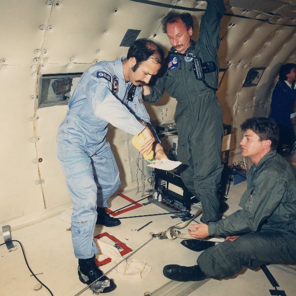 Met de eerste Belgische en Nederlandse astronauten Dirk Frimout (midden) en Wubbo Ockels in de KC-135/930 van de NASA (1987)