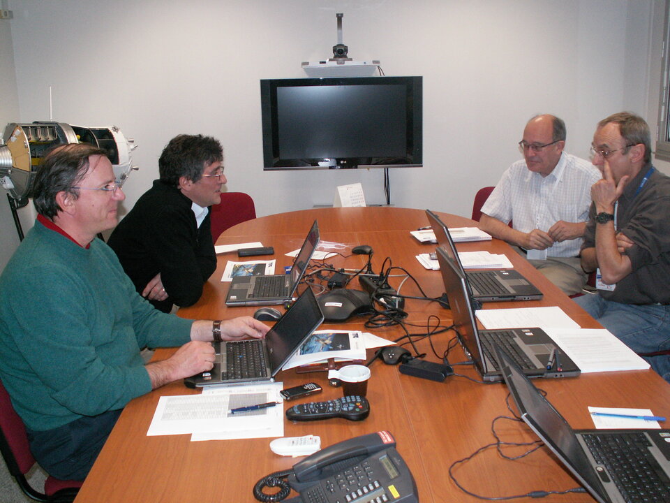 Alberto Novelli et Hervé Come en discussion avec des collègues de l'ATV-CC