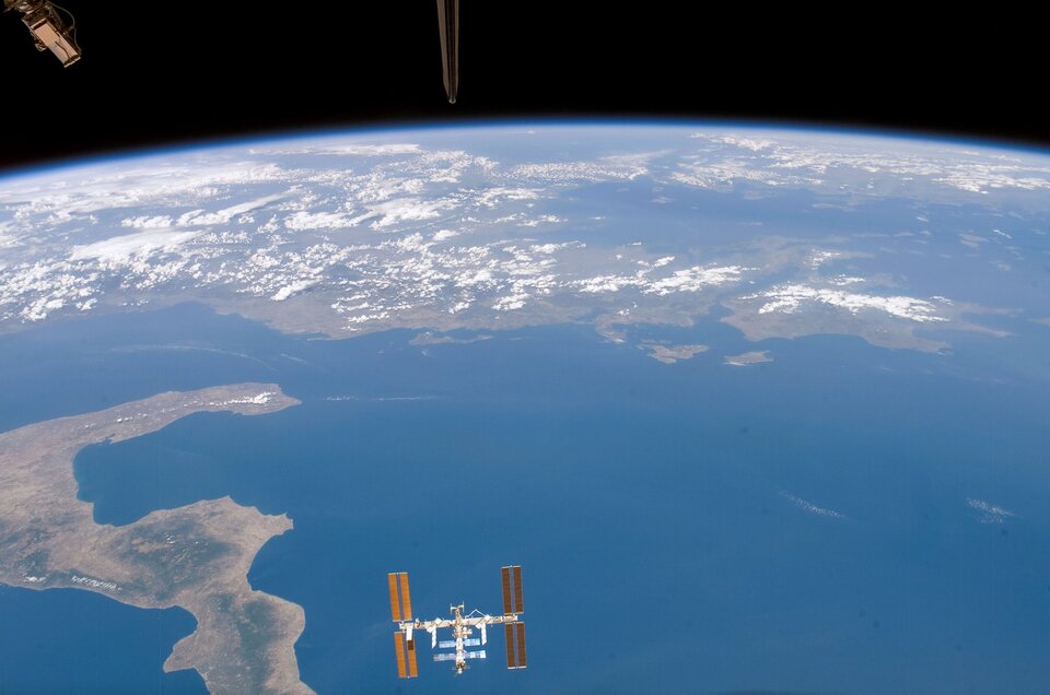 La station spatiale internationale dans sa configuration 2007, en train de survoler la pointe de la botte italienne