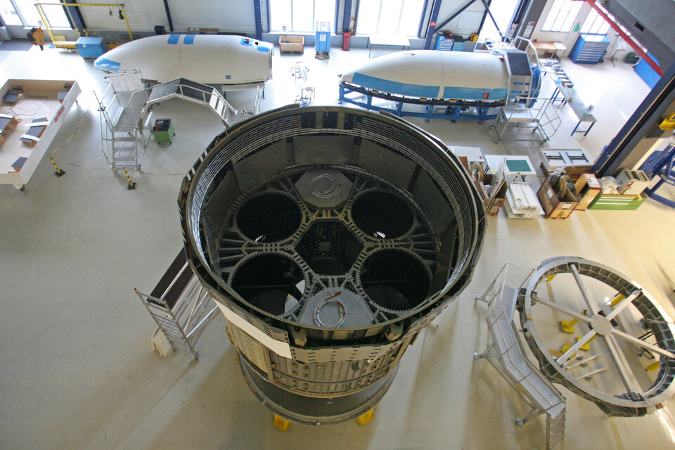 L'ATV e le cuffie nei laboratori della Oerlikon Space a Zurigo