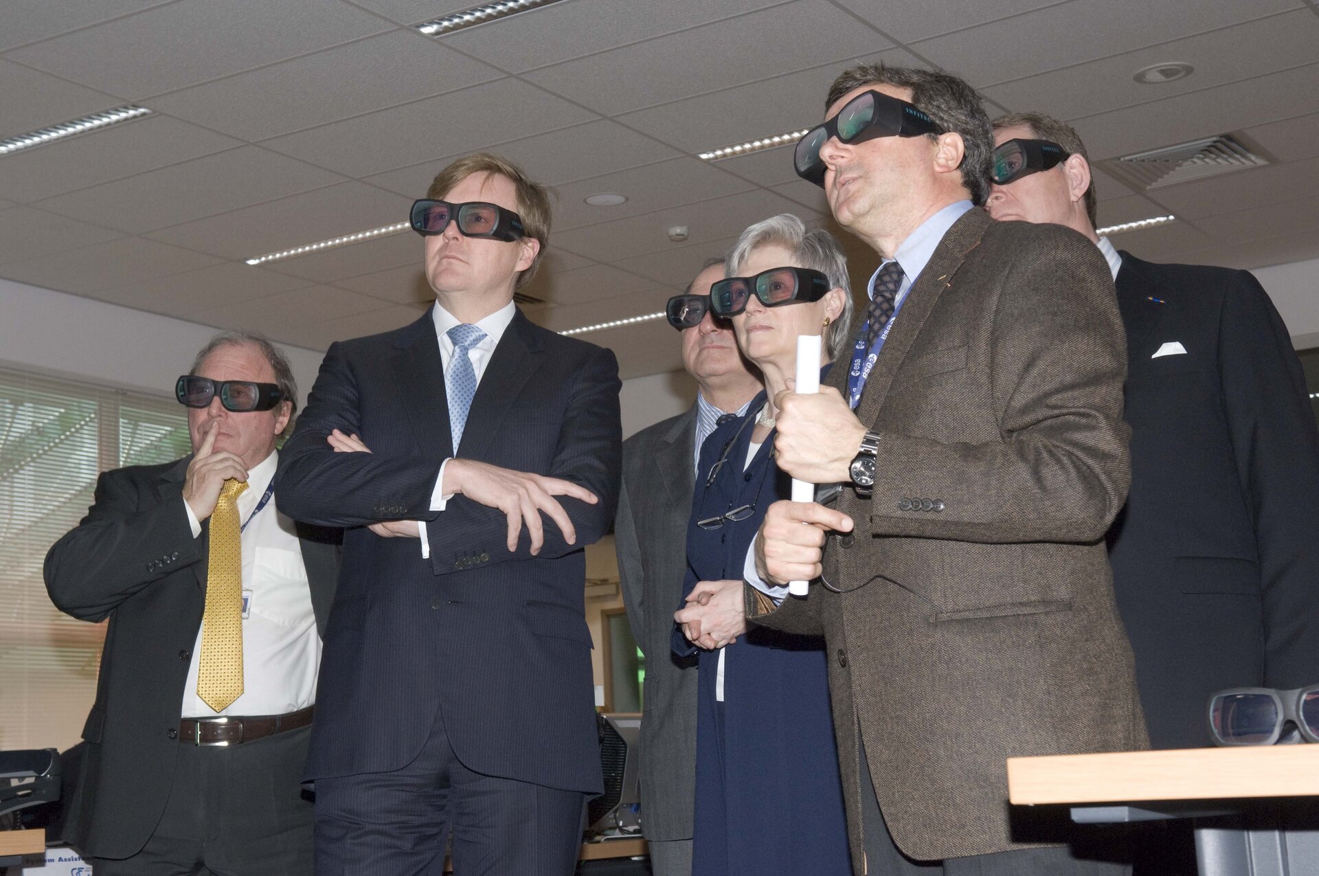 Prins Willem Alexander bekijkt het 3D scherm van het Concurrent Design Facility