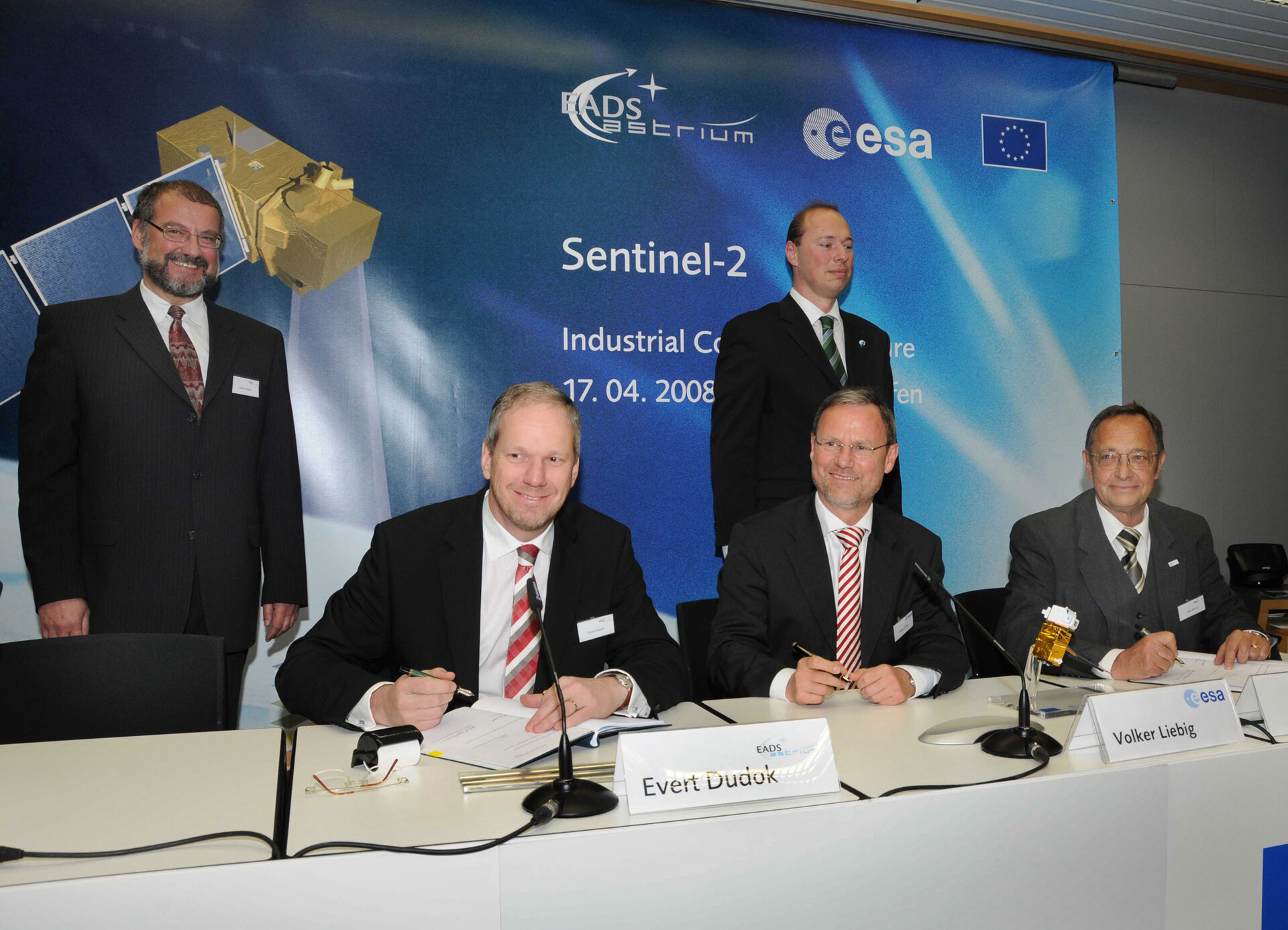 Unterzeichnung des Sentinel-2 Vertrages zwischen der ESA und Astrium