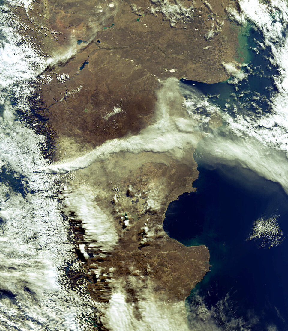 De aarde heeft 1001 gezichten: de vulkaan Chaiten in Chili blaast een wolk van as en rook boven Patagonië