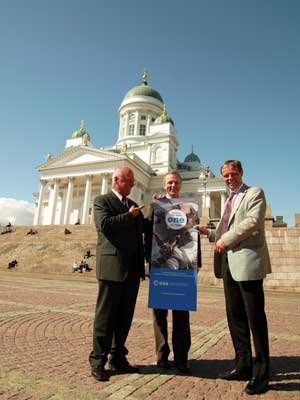 Christer Fuglesang ja Horst Schaarschmidt pitävät astronauttijulistetta Tekesin Kimmo Kannon edessä.