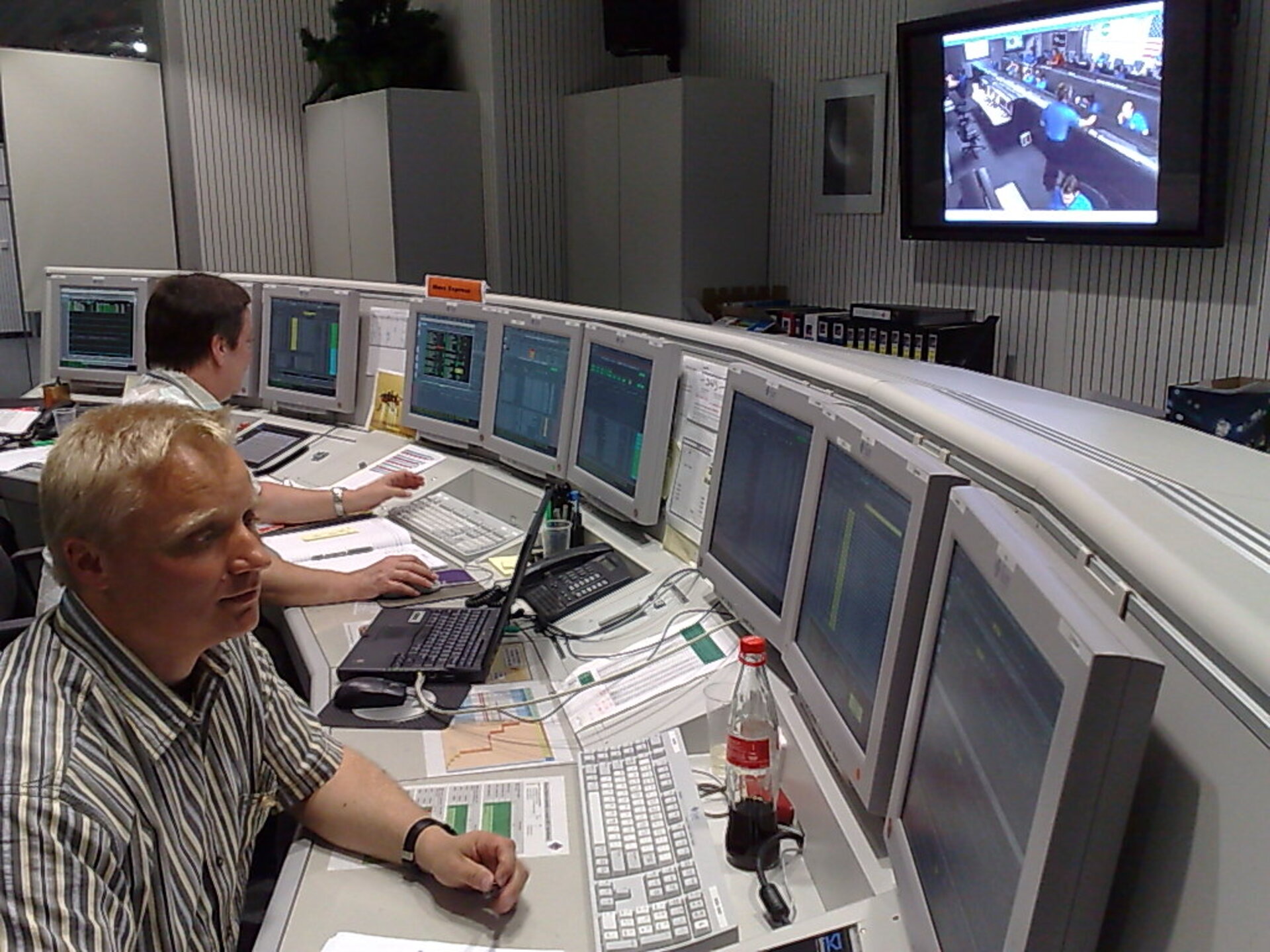 Det var ESA:s kontrollstation ESOC som tog emot signalerna från Mars Express när NASA:s Phoenix inledde sin landingsmanöver