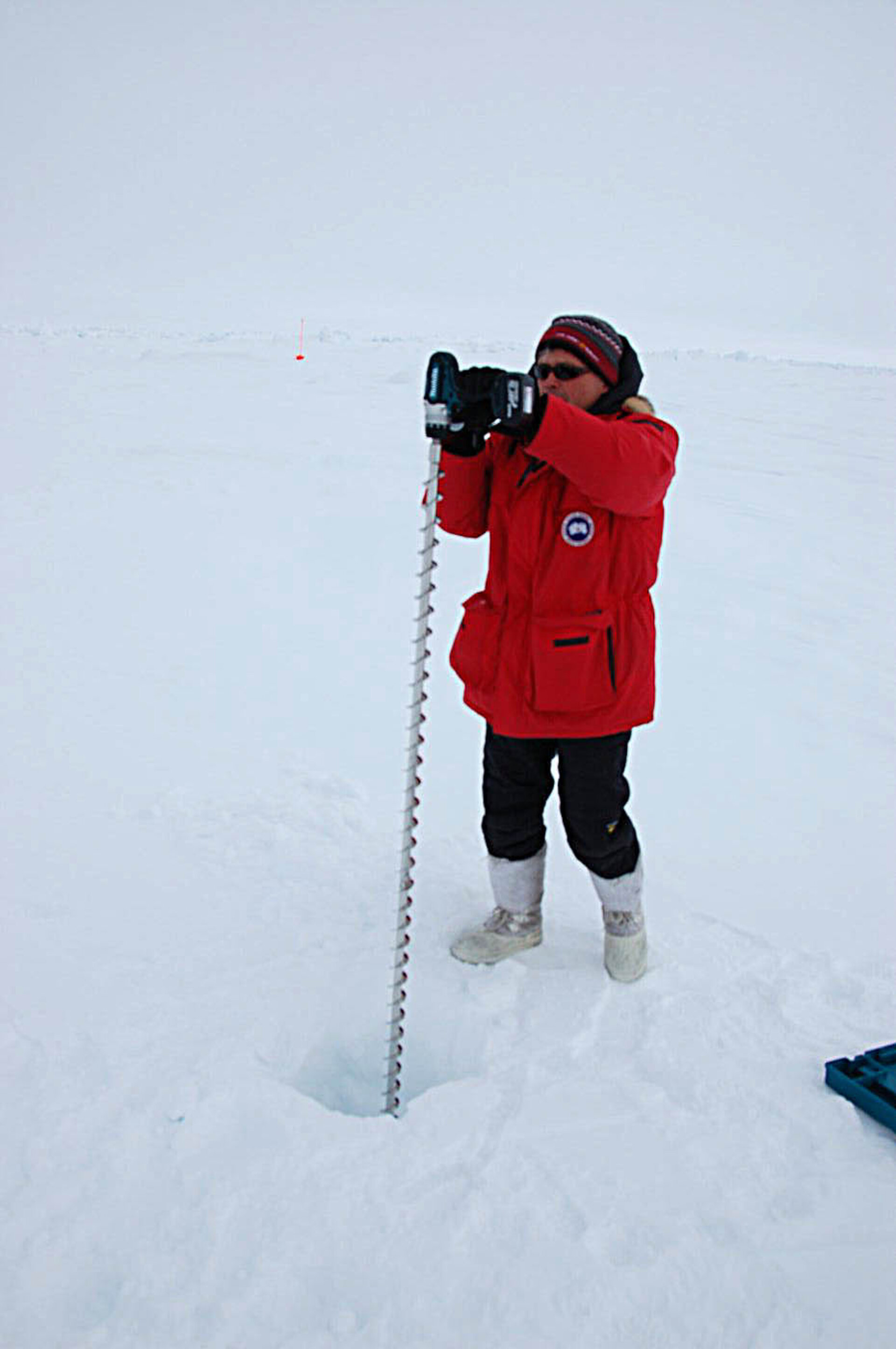 Forsker Rene Forsberg borer seg gjennom isen