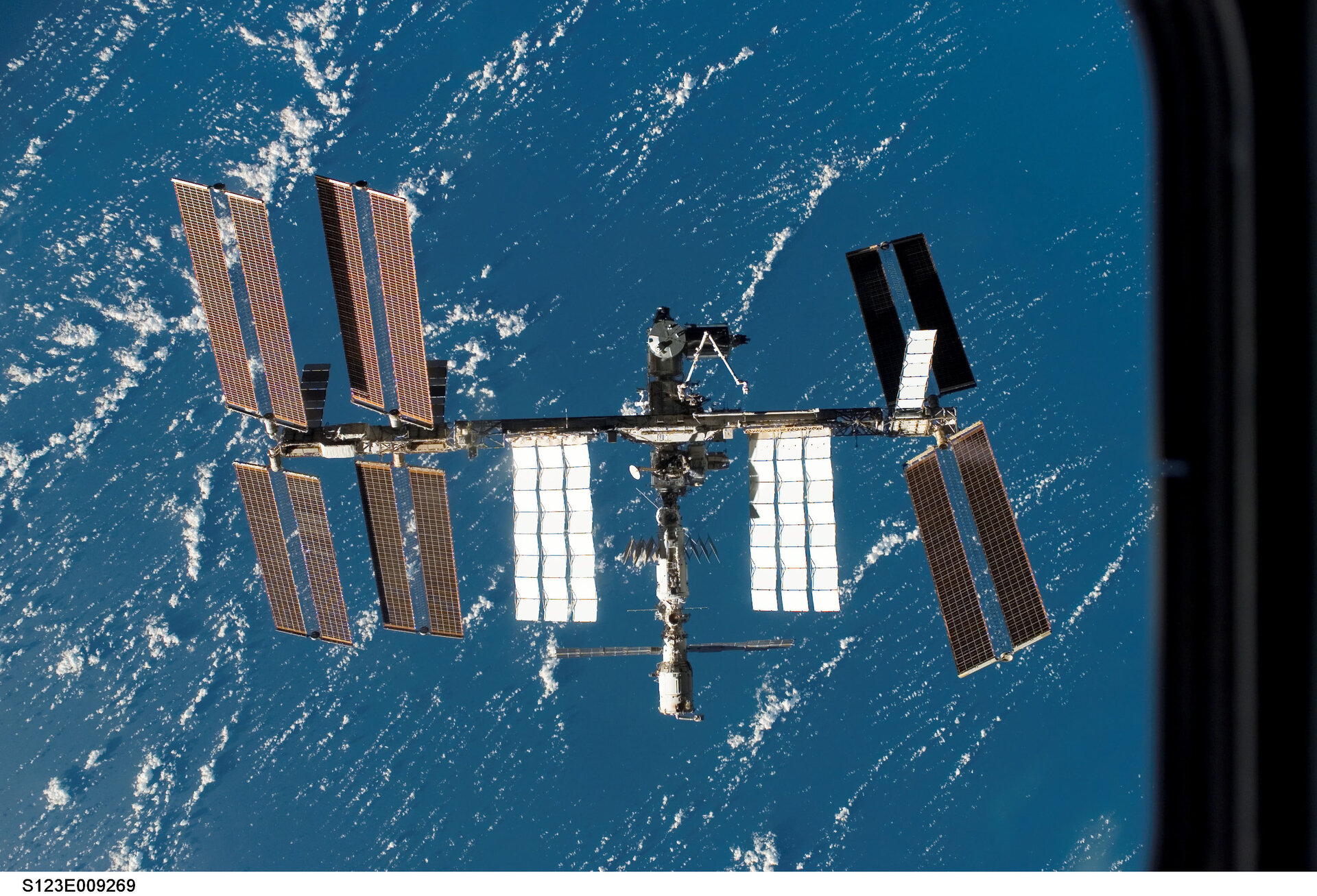 Rumstationen med fartøjet Jules Verne dokket agter og det europæiske forskningsmodul på siden længst fremme.