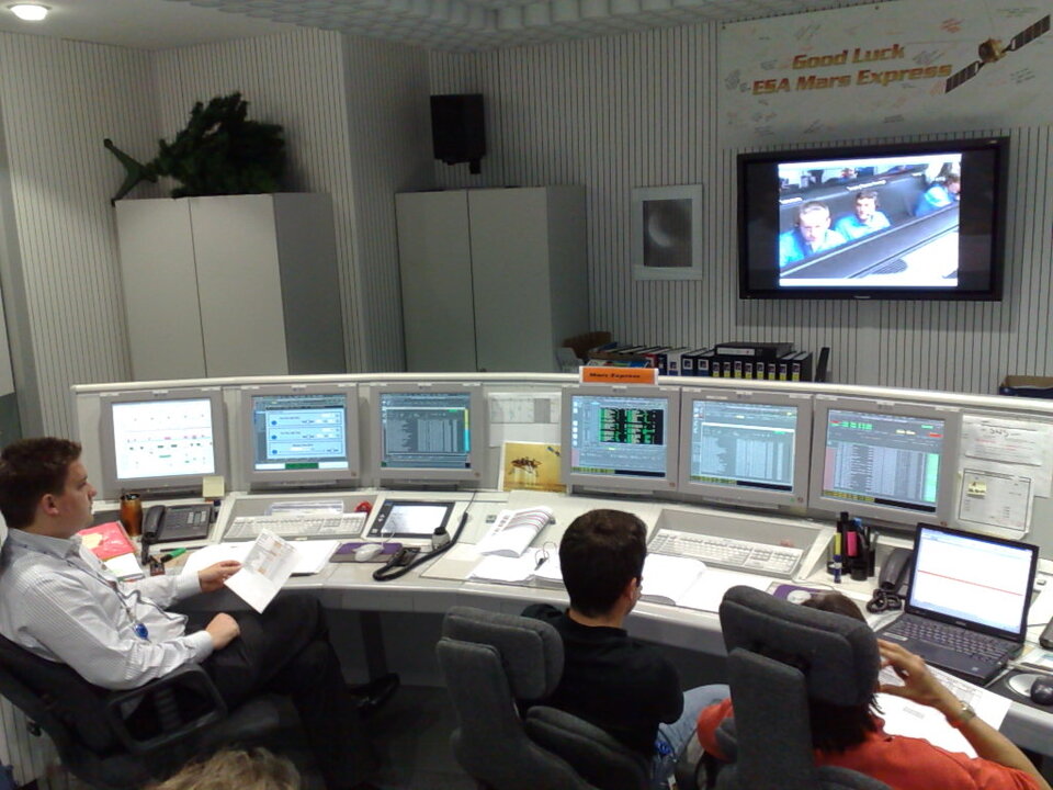 Il supporto dell'ESA alla missione NASA verso Marte: la sala controllo di Mars Express segue le fasi di discesa di Phoenix sul pianeta rosso