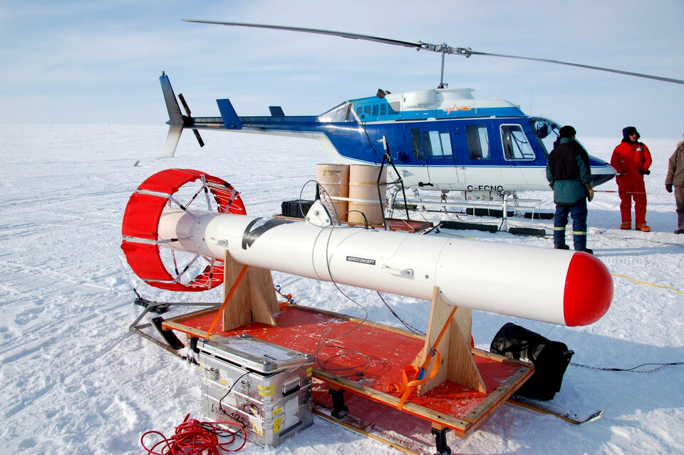 Flugzeuge und Helicopter unterstützen die Foschung im Eis