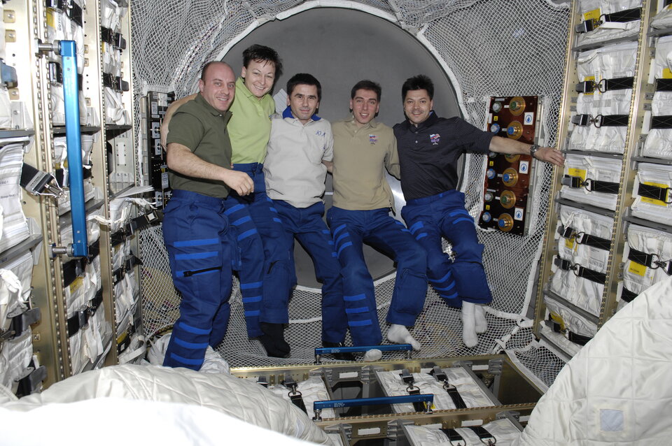 Miembros de las tripulaciones Expadición 16 y 17 en el interior del ATV Julio Verne.