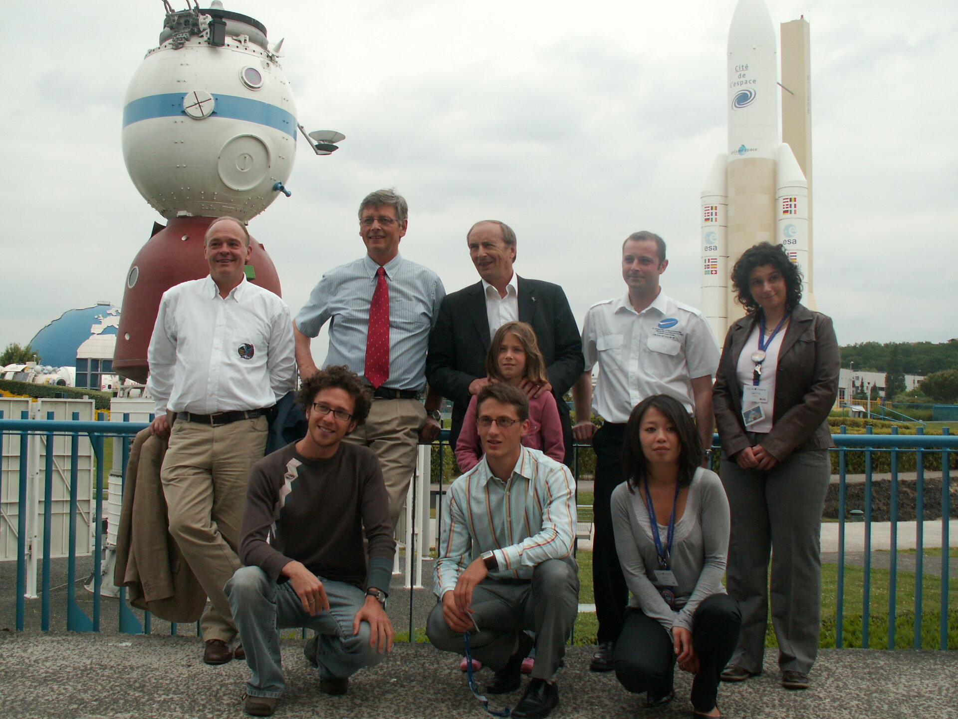 J.-J. Favier et J.-P. Haigneré avec quelques candidats à la sélection des astronautes à la Cité de l'Espace