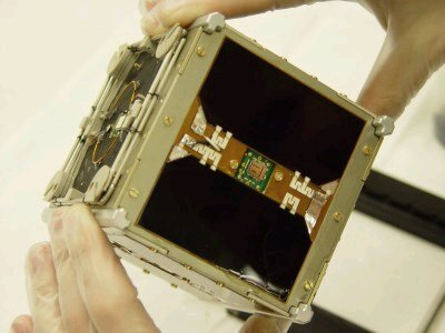 Le « Cubesat » qui fait à peine 1 kg peut tenir entre deux doigts