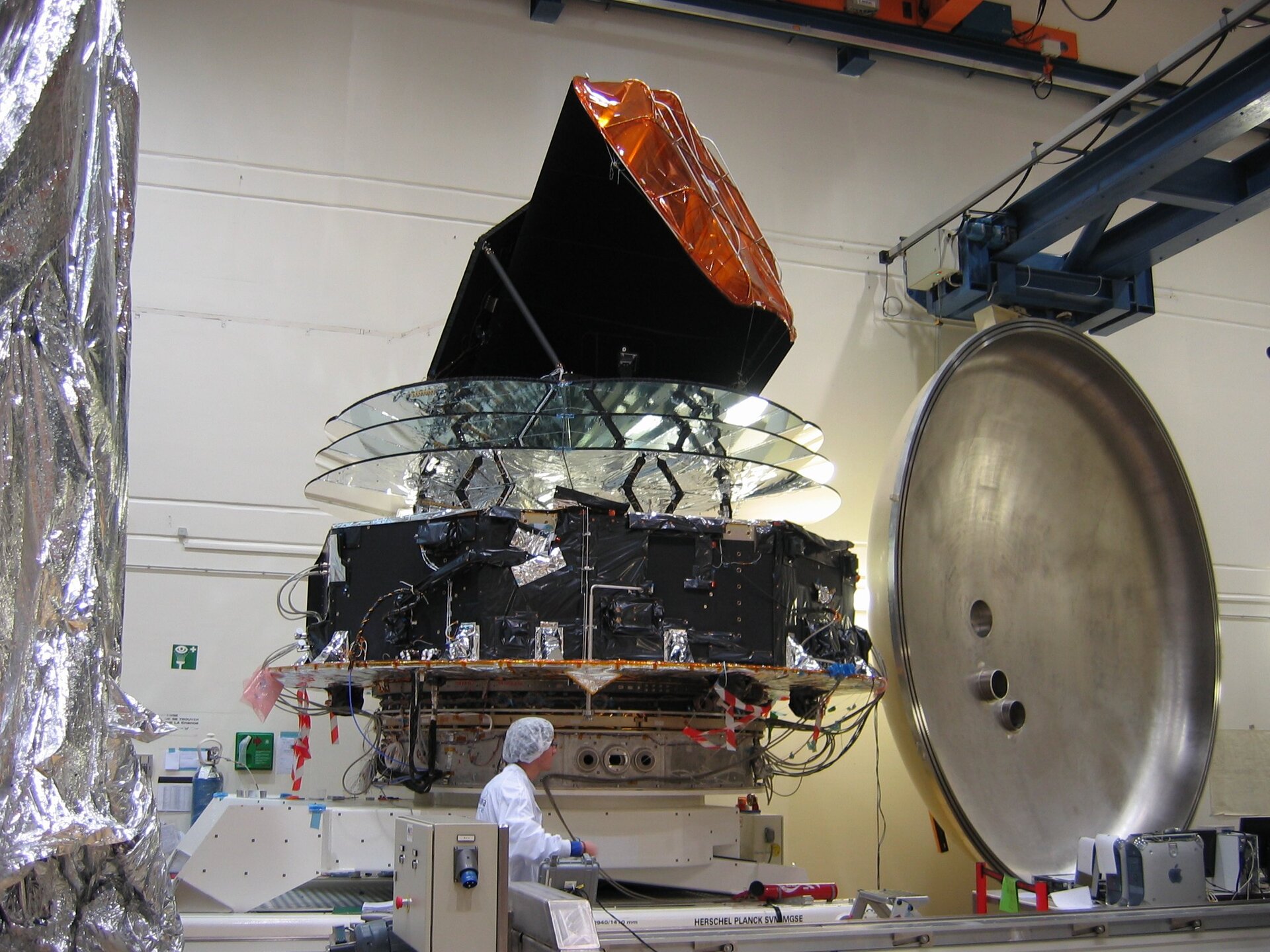 Préparatifs du modèle de vol du satellite Planck, avant son baptême pour l'espace dans le simulateur FOCAL 5