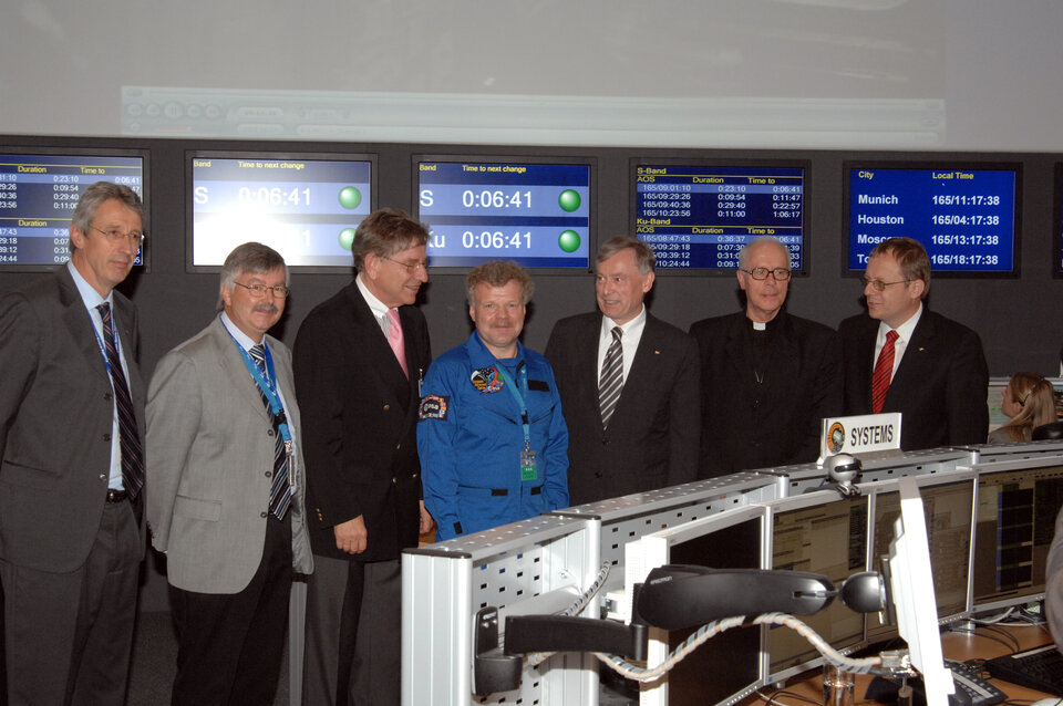 Wörner (DLR), Perisset (Dipl. Korps), Bundespräsident Köhler, Ewald (ESA), Minister Goppel, Wittmann (DLR) und Winters (ESA)
