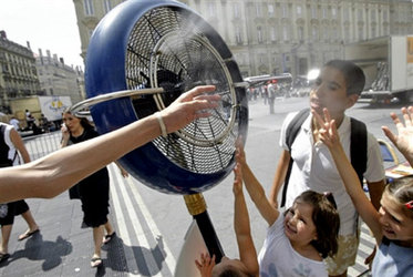 An attempt to cool off in the hot city